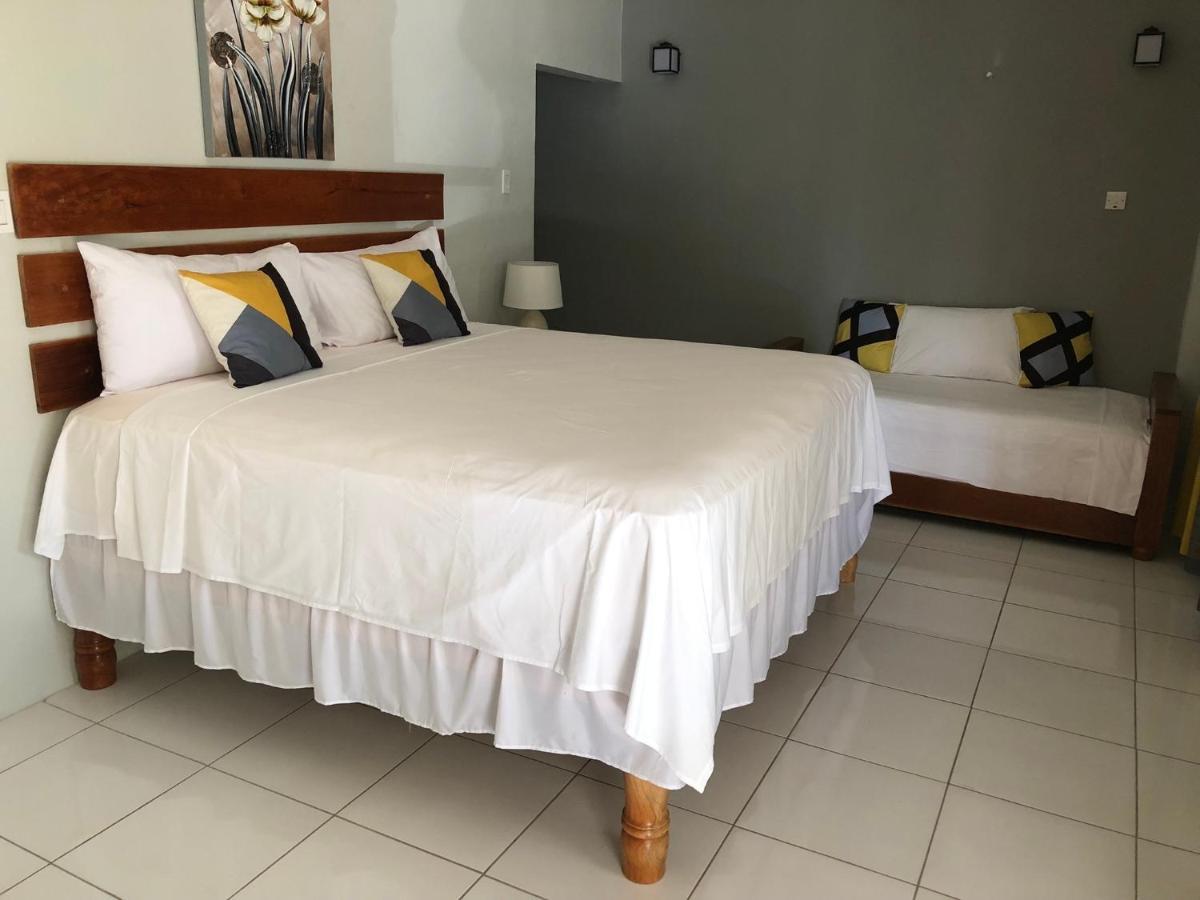 مونتيغو باي Airport Beach Hotel المظهر الخارجي الصورة