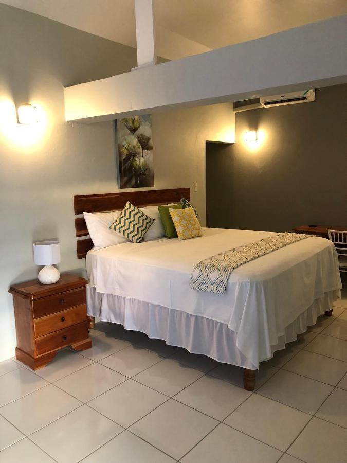 مونتيغو باي Airport Beach Hotel المظهر الخارجي الصورة